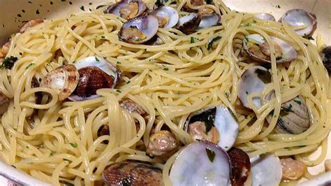 Il segreto per la riuscita di questa pasta è la scelta di ingredienti di qualità e la corretta pulizia delle vongole. Ricette di Natale Spaghetti alle Vongole qui tutti i consigli