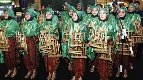 Alat musik gesek merupakan alat musik yang dimainkan dengan cara di gesek. Cara Memainkan Alat Musik Tradisional Bali - Aneka Seni dan Budaya
