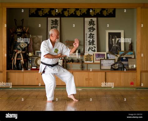 9th Dan Gojuryu Karate Master Shigetoshi Senaha At His Dojo In Stock