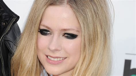 Avril Lavigne Reveals She Thought She Was “dying” After Being Diagnosed With Lyme Disease