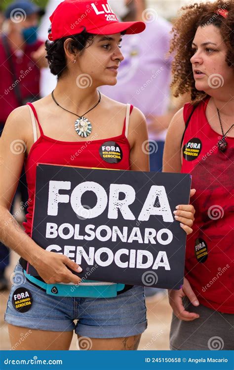 Dos Mujeres Con Un Cartel Con El Texto Fuera Bolsonaro Genocida Foto De Archivo Editorial
