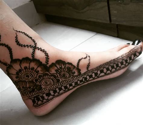 Classy And Attractive Mehndi Designs For Foot Sensod