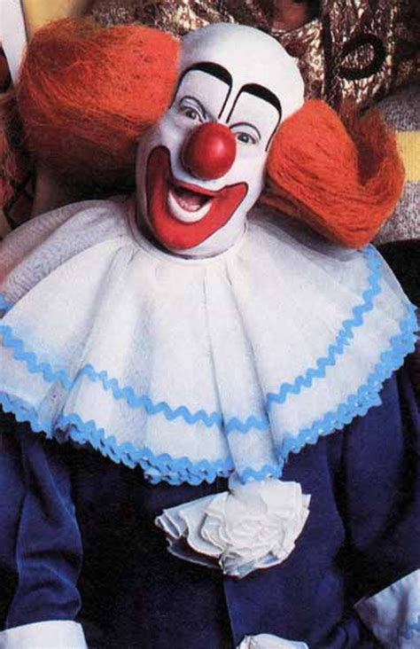 New Look At Pennywise The Clowns Costume From Stephen Kings It
