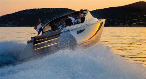 Цена за день от 3,000€. Wajer 38 Intent on Taking America - Megayacht News