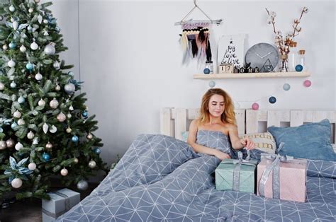 Premium Photo Sexy Naked Blonde Model On Bed With Christmas Gift