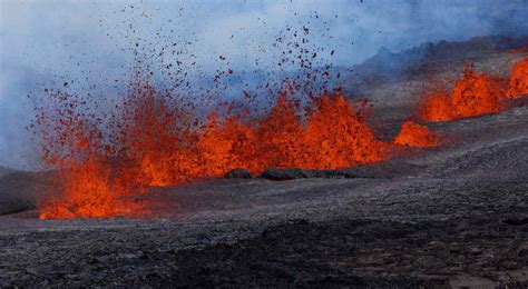 Le Plus Grand Volcan Actif Du Monde Est Entré En éruption Pour La