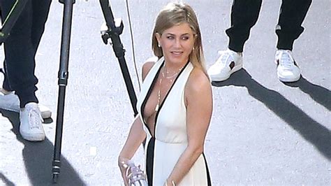 Jennifer Aniston Flaunts Cleavage In Daringly Low Cut Dress—see The Pic