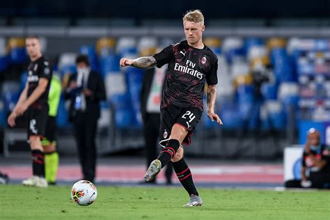 In 2008 italian palermo showed interest in signing kjaer and in the summer 2008 simon penned a contract with the. Simon Kjaer officiellement joueur de l'AC Milan | Foto ...