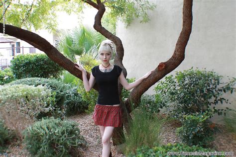 Tattooed Blonde Mädchen Symone Posiert Nicht Nackt Im Freien In