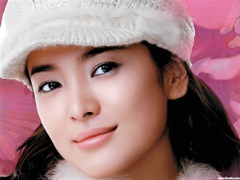 Cô nổi tiếng khắp châu á qua các bộ phim truyền hình trái tim mùa thu (2000), một cho tất cả (2003), ngôi nhà hạnh phúc (2004), gió đông năm ấy (2013), hậu duệ mặt trời (2016) và gặp gỡ (2018). Artis : Song Hye Kyo (Korea), Pelakon Asia Menduduki ...