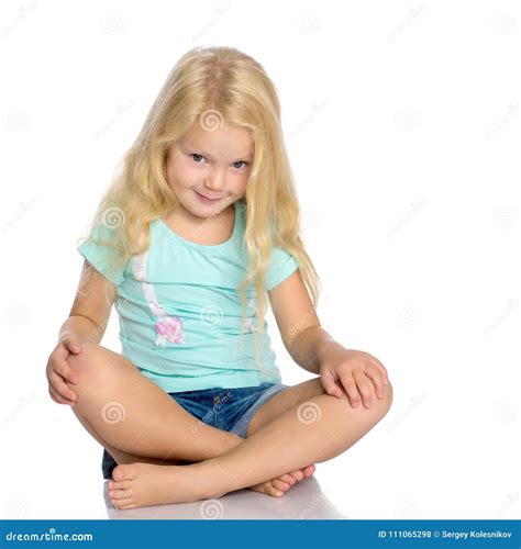 Kleines Mädchen Sitzt Auf Dem Boden Stockfoto Bild Von Fahrwerkbeine Mädchen 111065298