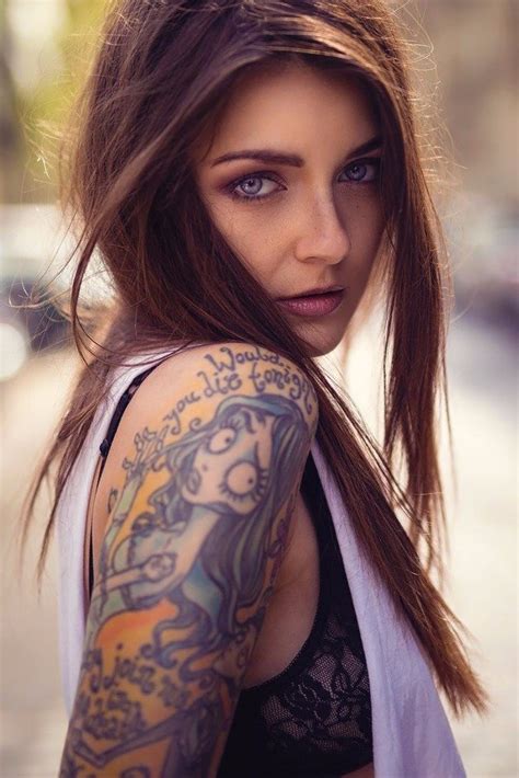 Girls With Tattoos 30 Pics