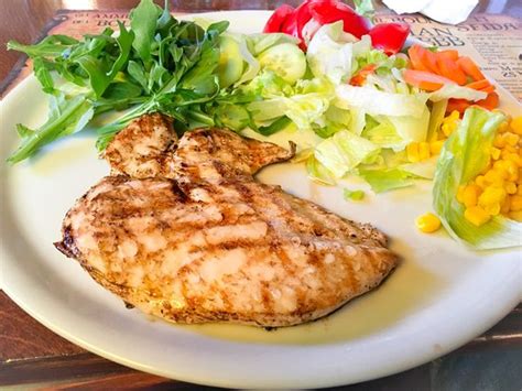 Petto di Pollo alla griglia con insalata mista - Bounty ...