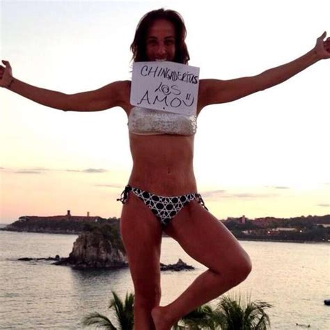 Consuelo Duval envía mensaje de amor en sexy bikini