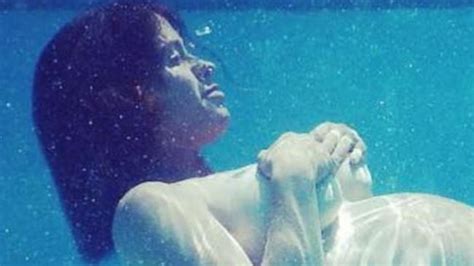 Alanis Morissette Shares Naked Pregnant Picture News Com Au