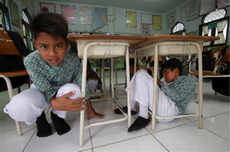 Mengarang identik dengan imajinasi seseorang yang kemudian dirangkai untuk menghasilkan sebuah gagasan yang dapat dinikmati oleh umum. UNICEF Indonesia: Membangun kembali dengan lebih baik ...