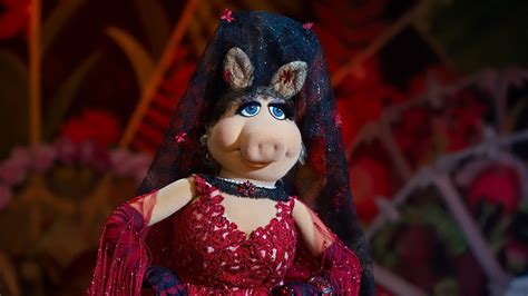 Miss Piggy Up Close And Personal Youtube