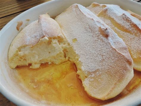 Die berühmte spezialität aus salzburg, die salzburger nockerl, warm als dessert serviert. Salzburger nockerln; Zoet als de liefde, zacht als een kus