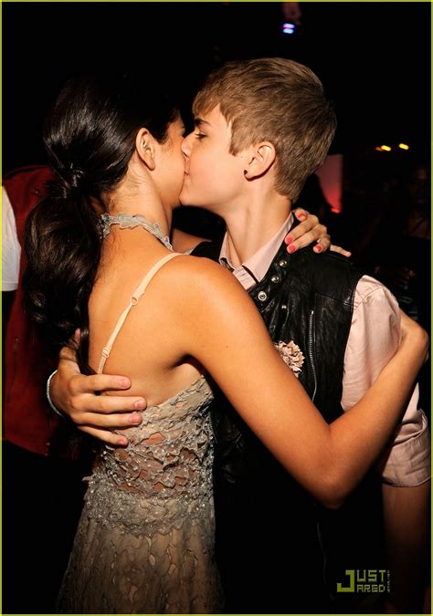 selena gomez kissing justin bieber on the lips in bed