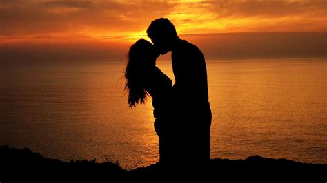 Download Wallpaper 1920x1080 Silhouettes Kiss Couple Love Sunset