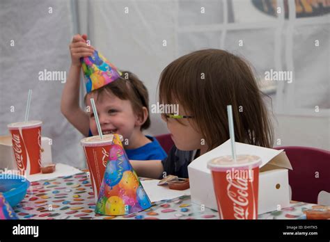 Fiesta De Cumpleaños De Niños Fotografía De Stock Alamy
