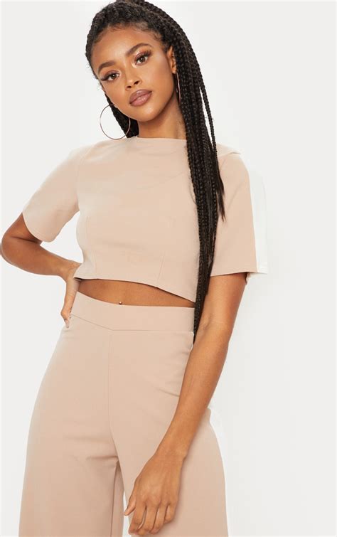 crop top nude à bandes contrastantes tops prettylittlething fr