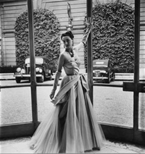 Per rivivere l'allegria degli anni cinquanta, adotta uno swing dress con iconica gonna a ruota. Blog di moda Italia: Abito da sera anni 40