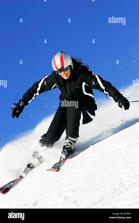 Skier In Action Skifahrerin In Aktion Stock Photo Alamy