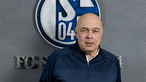 Christian gross am spielfeldrand (archivbild). Schalke 04, teknik direktör Christian Gross ile anlaştı