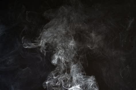 Gratis Thick Smoke On Black Background Stock Foto Freeimages