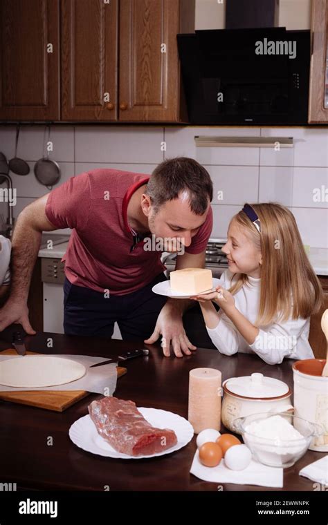Padre E Hija Cocinando Fotografías E Imágenes De Alta Resolución Alamy