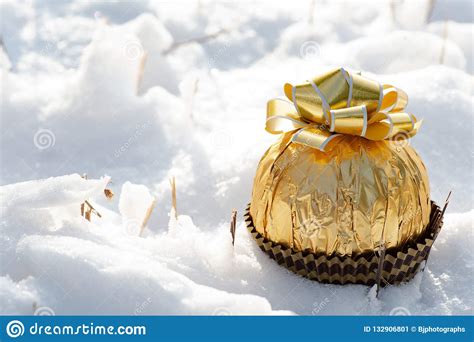 Enjoy gourmet godiva chocolate delivered to your door! Winter Holiday Decoration Concept: Italian Chocolate Ball ...