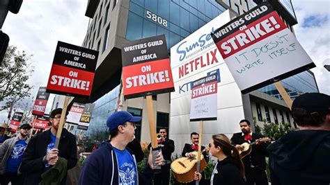 Hollywood Directors Reach Deal With Studios Writers Strike Continues