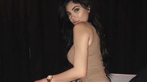 How To Get Kylie Jenners Signature Style In Celebration Of Her 20th