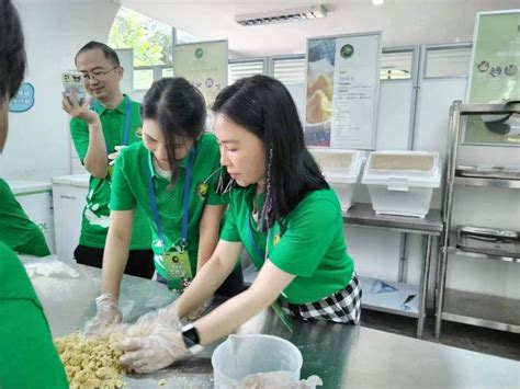 Sechuan: Big Panda Volunteer Day With Feeding And Bathing