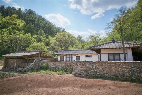 2002년 12월부터 2005년 7월까지 고단샤 의 《 월간. 임순례 감독 - 자기에게 맞는 길을 천천히 걸어가면 된다