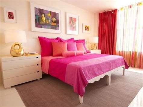 Camere da letto moderne e classiche a padova. Quadri di varie dimensioni sulla parete dietro alla testiera del letto | Camere da letto rosa ...