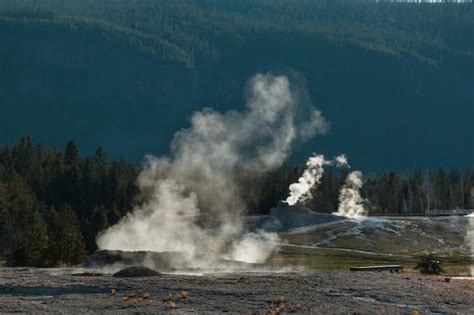 Premium Photo Old Faithful Geyser Eruption In Yellowstone National