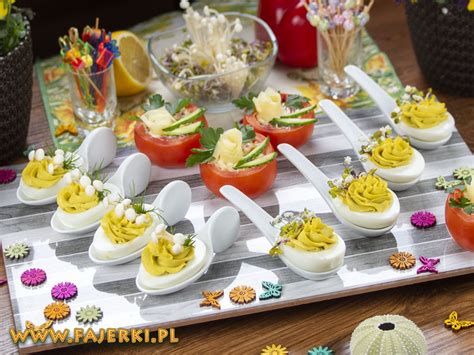 Faszerowane jajka z grzybami enoki i smaczna sałatka w pomidorach ...