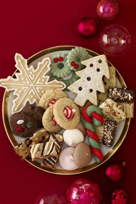 Christmas is around the corner, you know what that means we've hunted down and adapted the most sparkly and surgery christmas cookie decorating ideas. 40 Christmas Cookie Decorating Ideas - How to Decorate ...