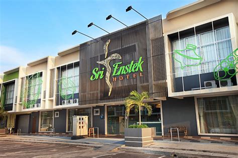 It's directly connected with the airport terminals & located nearby mitsui outlet park & gateway@klia. Sri Enstek Hotel, a cozy stay with Malaysian cultural arts ...