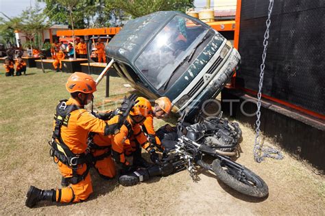 Simulasi Pertolongan Basarnas Antara Foto