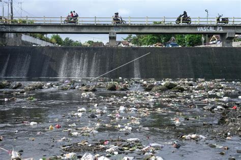 Sampah Di Sungai Code Yogyakarta Antara Foto