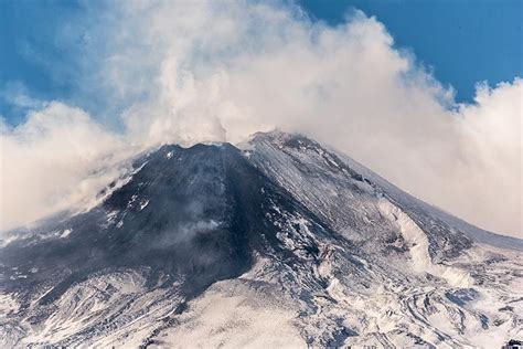 Actualité volcanique, articles de fond sur étude de volcan, tectonique, récits et photos de voyage. VolcanoAdventures :: Etna Discovery - 8-days hiking tour on Etna volcano, Italy