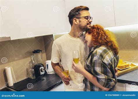 Pareja Joven Tomando Vino En La Cocina Foto De Archivo Imagen De Amor
