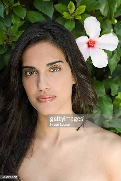 Serious Young Woman Nude Outside Fotografías E Imágenes De Stock Getty Images