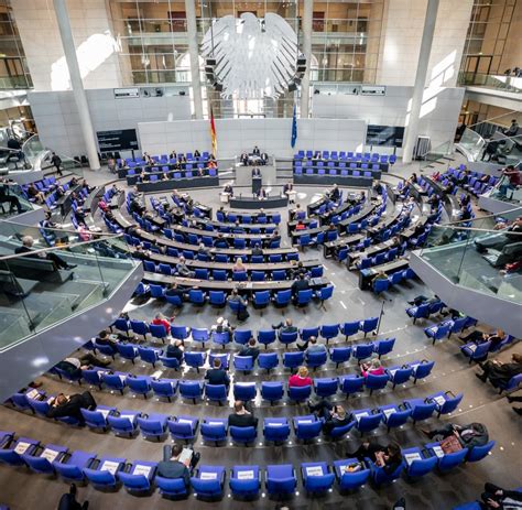 Bundestag genehmigt einsatz von staatstrojanern bei kindesmissbrauch. Bundestag: Bei diesen Standing Ovations machen alle ...