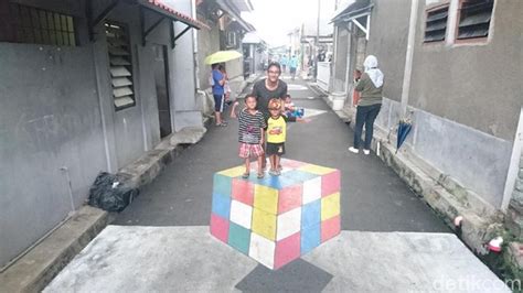 Selain lukisan dinding dalam bentuk mural, lukisan dinding 3d menjadi salah satu lukisan dinding yang banyak diminati oleh sebagian orang. Foto: Saat Jalan Aspal di Depok Disulap Jadi Lukisan 3 Dimensi