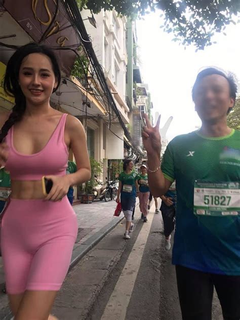 Mai Phương Thúy Lồ Lộ Vòng 1 Và Cơ Bụng Tại Giải Marathon Dân Tình Chỉ Chú ý đến Lớp Makeup Và