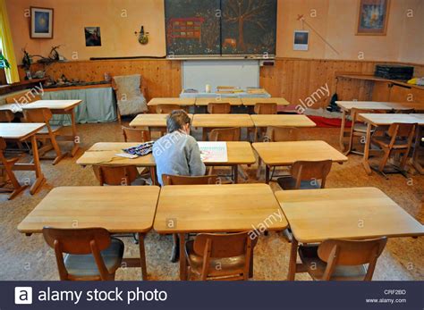 Ocho Años Sentados En El Aula Escolar Solitario Fotografía De Stock Alamy